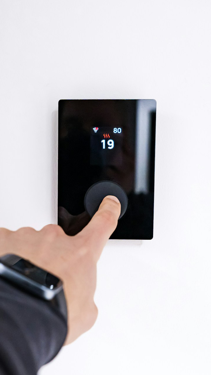 Elektriker mit Schutzhandschuhen bei der Vorbereitung eines Stromkabels für Photovoltaik oder Stromspeicher