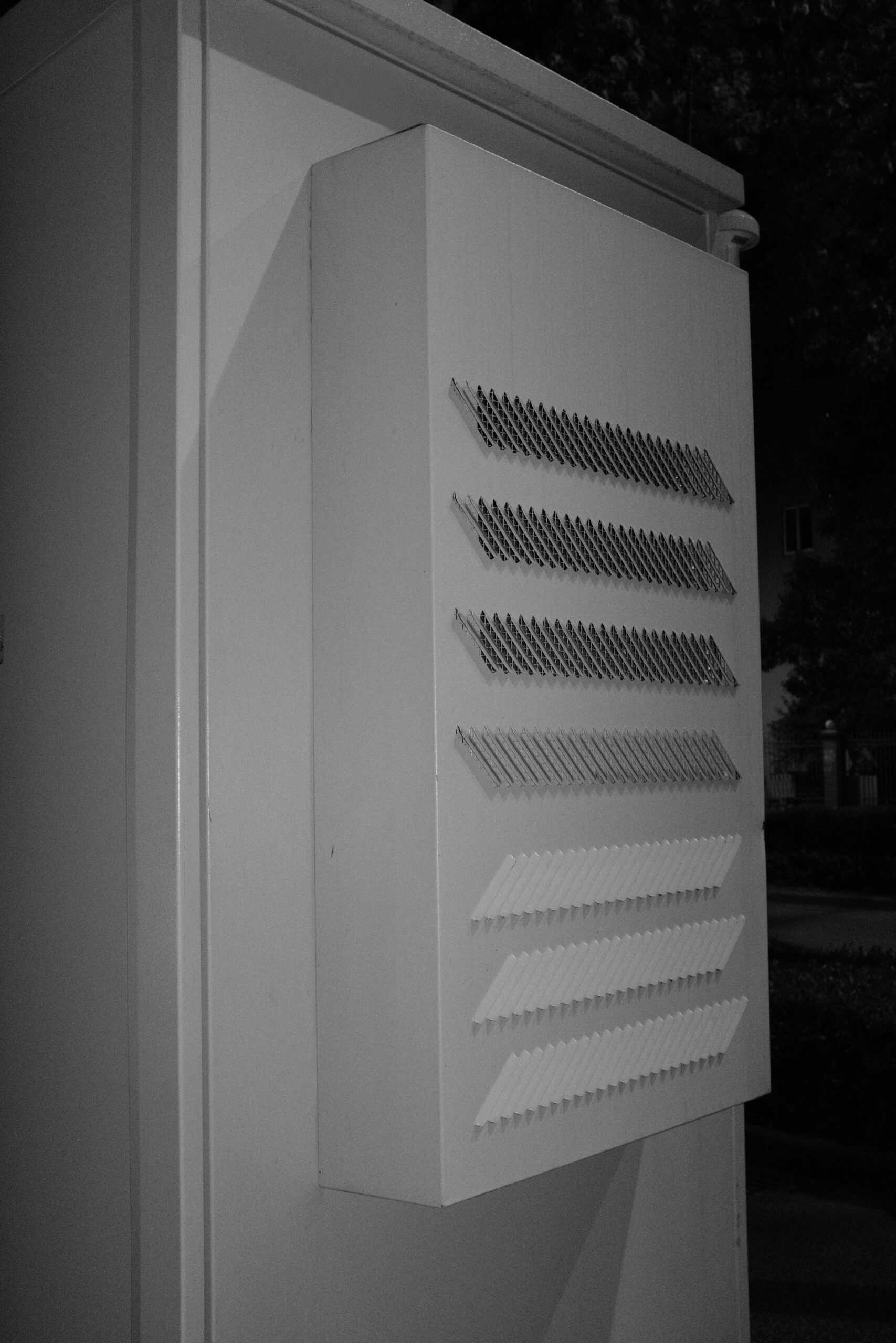 Hybridwechsel1 Huawei Wechselrichter mit angeschlossenem Stromspeicher im Technikraum eines Einfamilienhauses