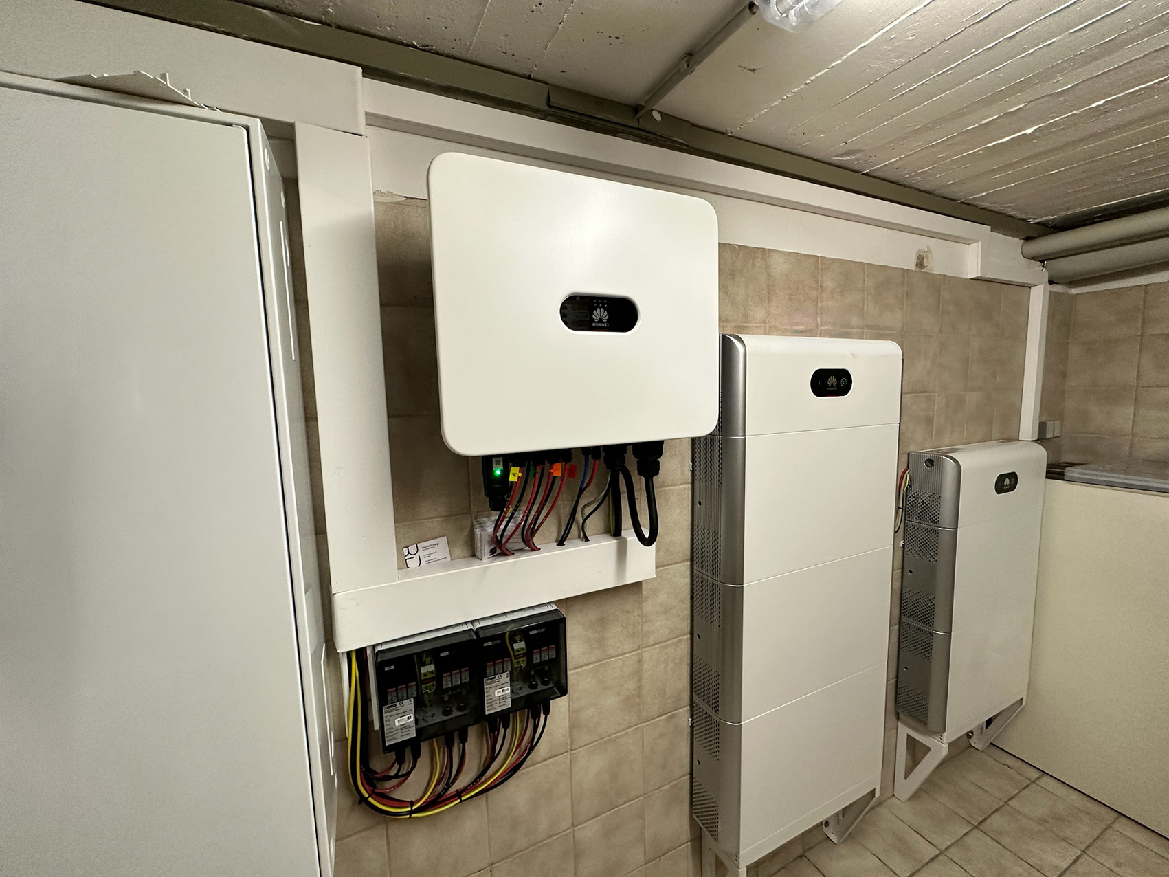 Photovoltaik-Wechselrichter und Lithium-Stromspeicher in installiertem Energiesystem