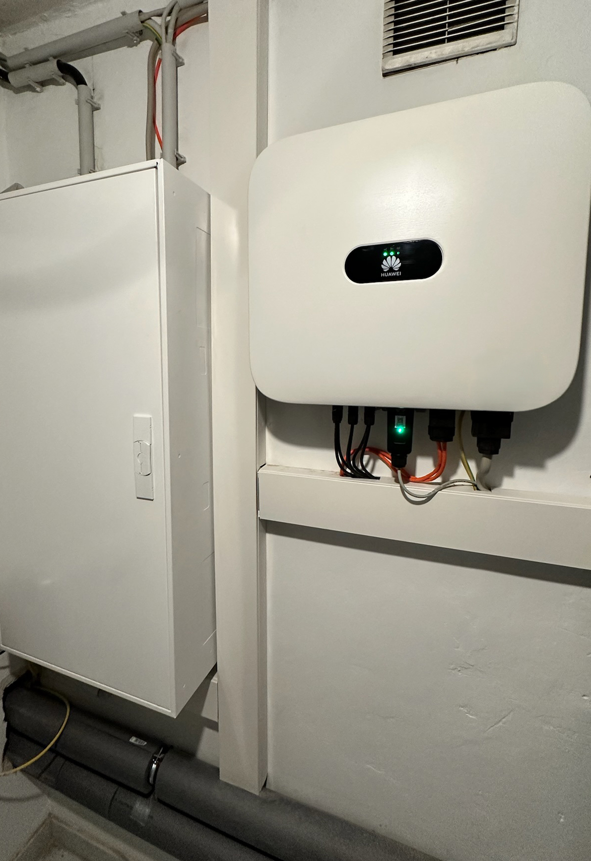 Huawei Hybrid-Wechselrichter mit Stromspeicher Huawei Wechselrichter mit angeschlossenem Stromspeicher im Technikraum eines Einfamilienhauses