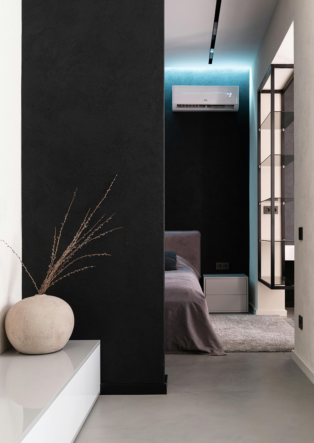 Minimalistischer Innenraum mit dezent integrierter Klimaanlage über dem Bett, moderne Lichtnische.