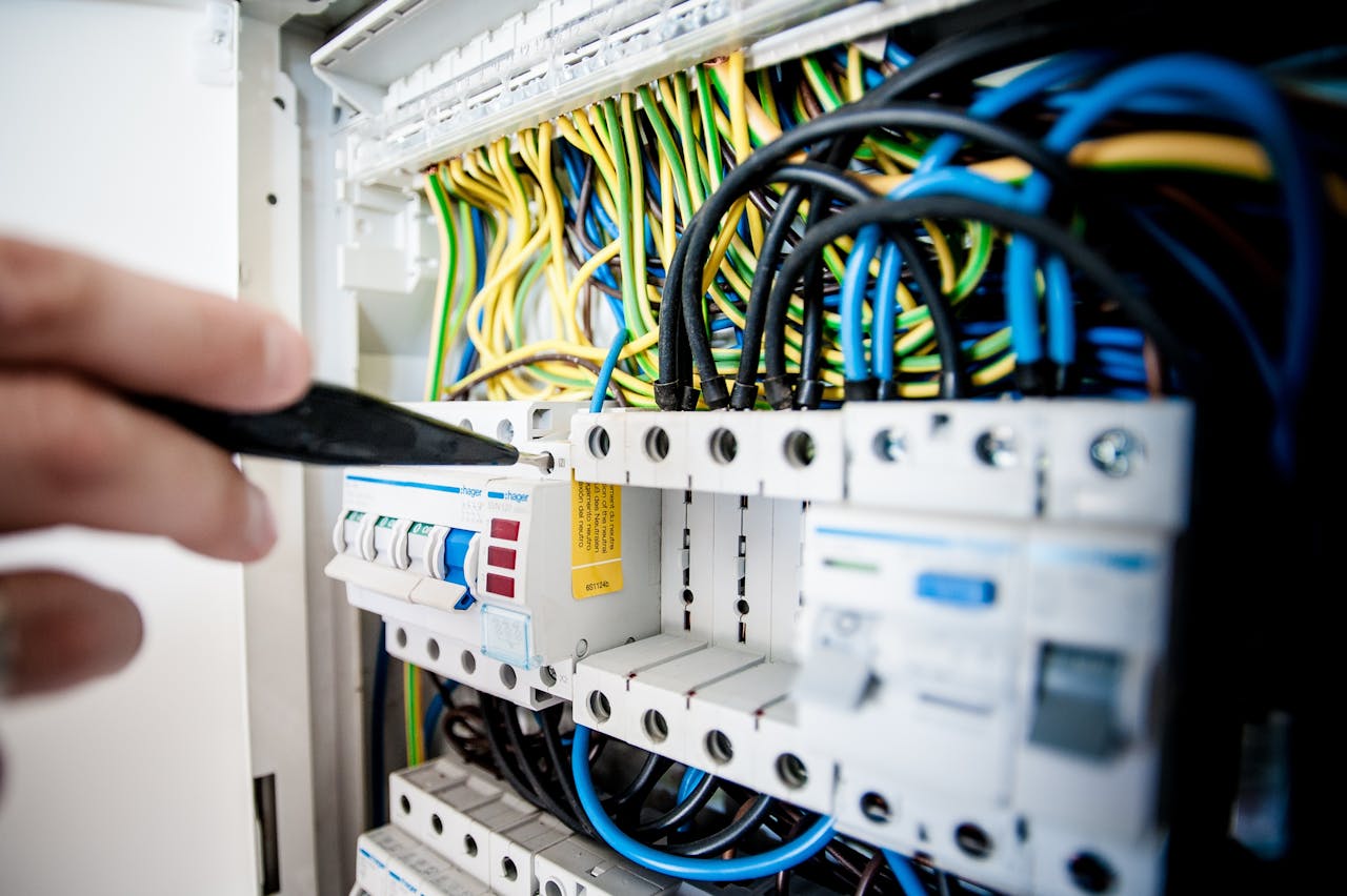 Leistungsoptimierer – Maximale Effizienz für Ihre Solaranlage Elektrischer Schaltschrank mit Verkabelung und Sicherungen – Symbol für Leistungsoptimierung und Energiefluss bei Photovoltaik