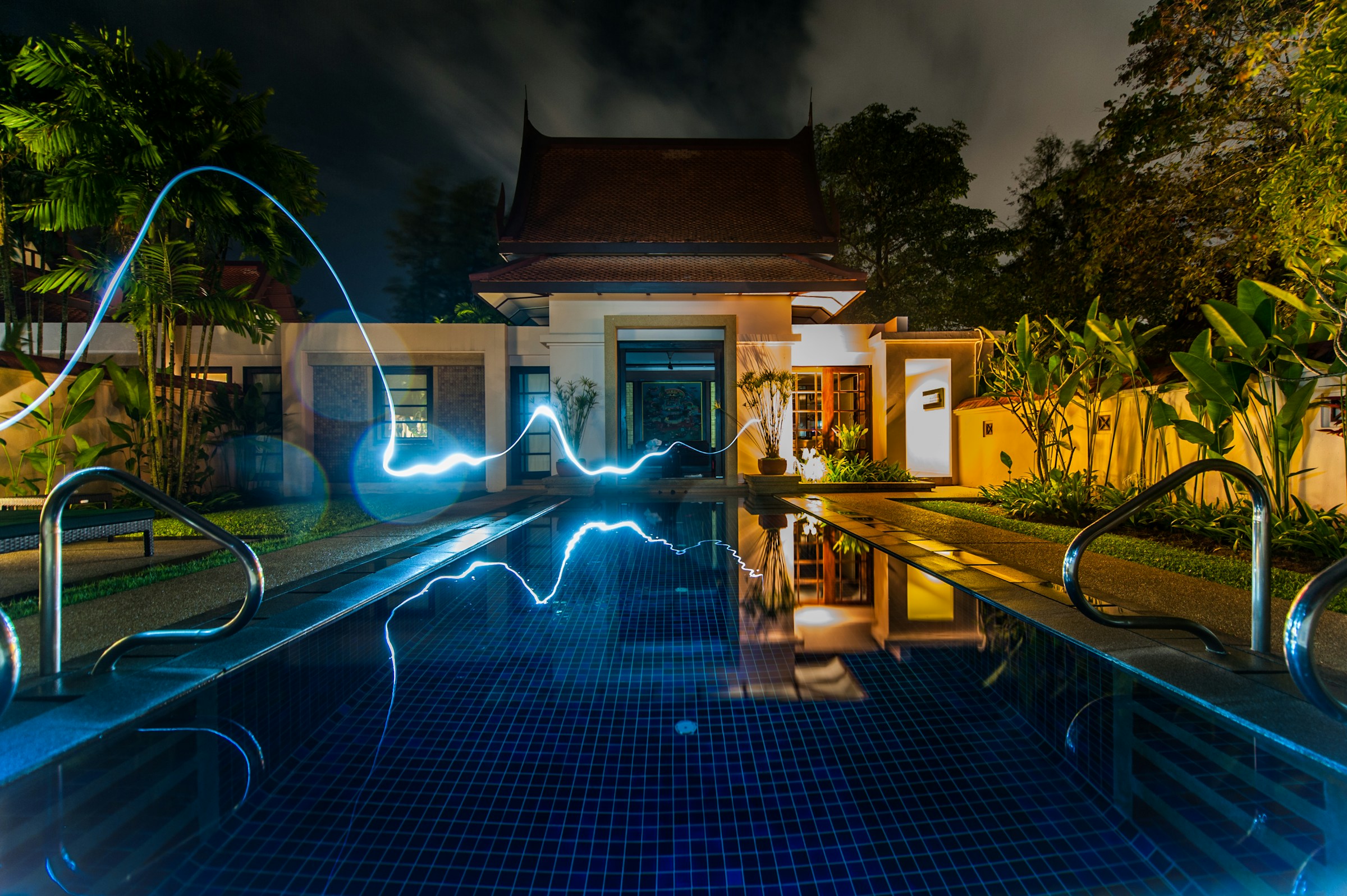 Stromboerse2 Smart Energy Management System mit Photovoltaik-Wechselrichter, Stromspeicher und Wallbox in modernem Technikraum