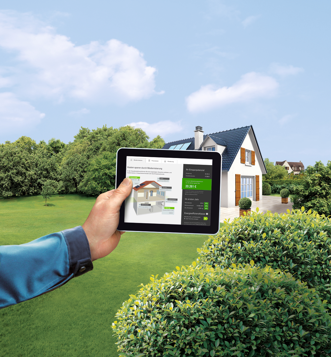 Energieberatung vor Ort: Digitale Gebäudanalyse & Förder-Check fürs Einfamilienhaus Hand mit Tablet, das eine energetische Gebäudebewertung zeigt, vor einem Einfamilienhaus mit Solartechnik. Energieberatung mit iSFP und Förder-Check.