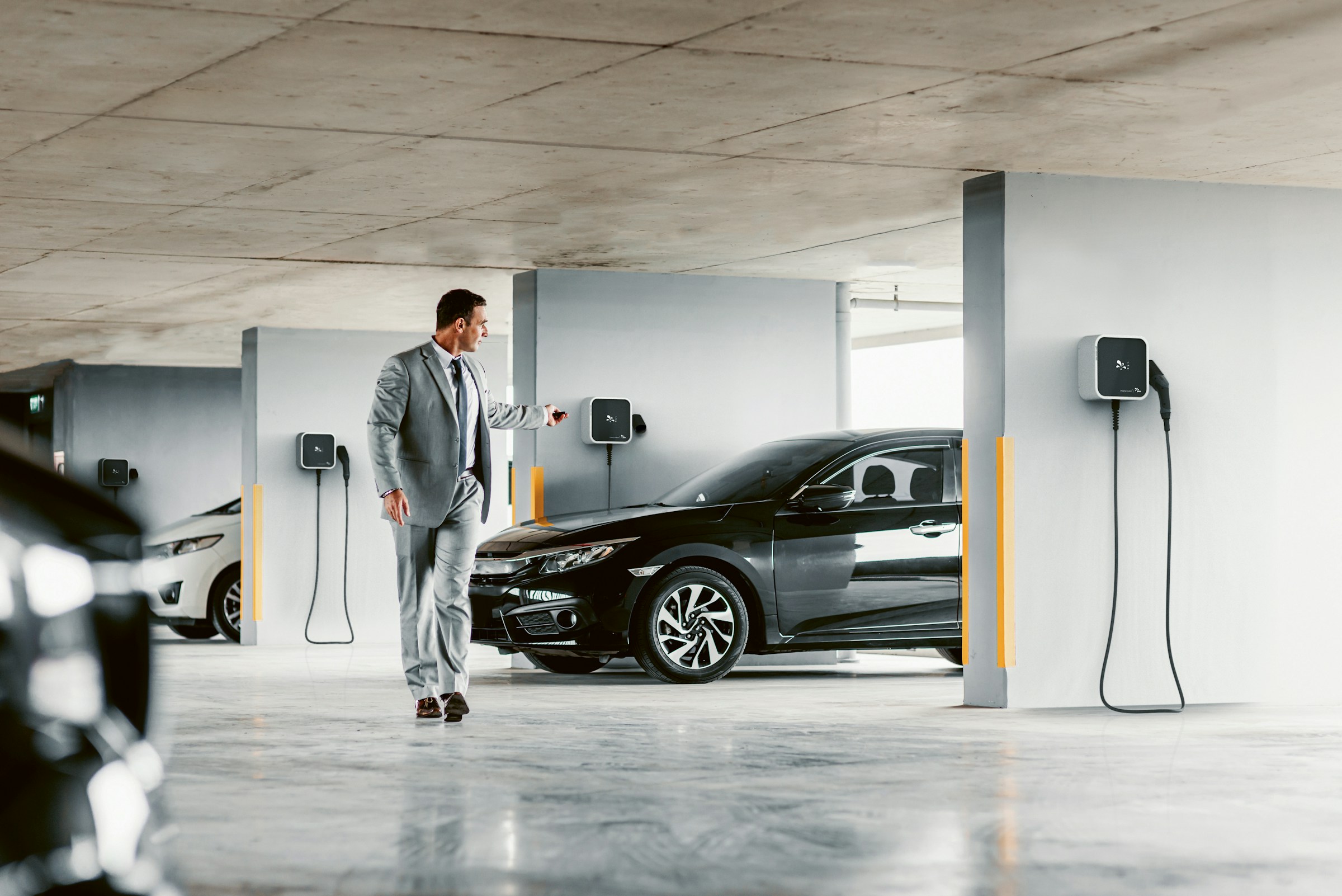 Wallbox_Garage Heller Wohnraum mit wandmontierter Split-Klimaanlage; leise Kühlung, weißer Fliesenboden und Fensterläden.