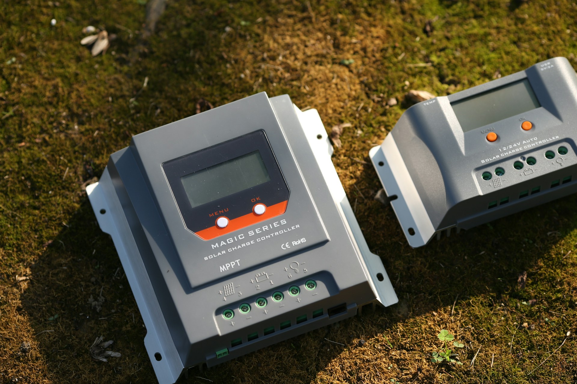 WandB2B2 Smart Energy Management System mit Photovoltaik-Wechselrichter, Stromspeicher und Wallbox in modernem Technikraum