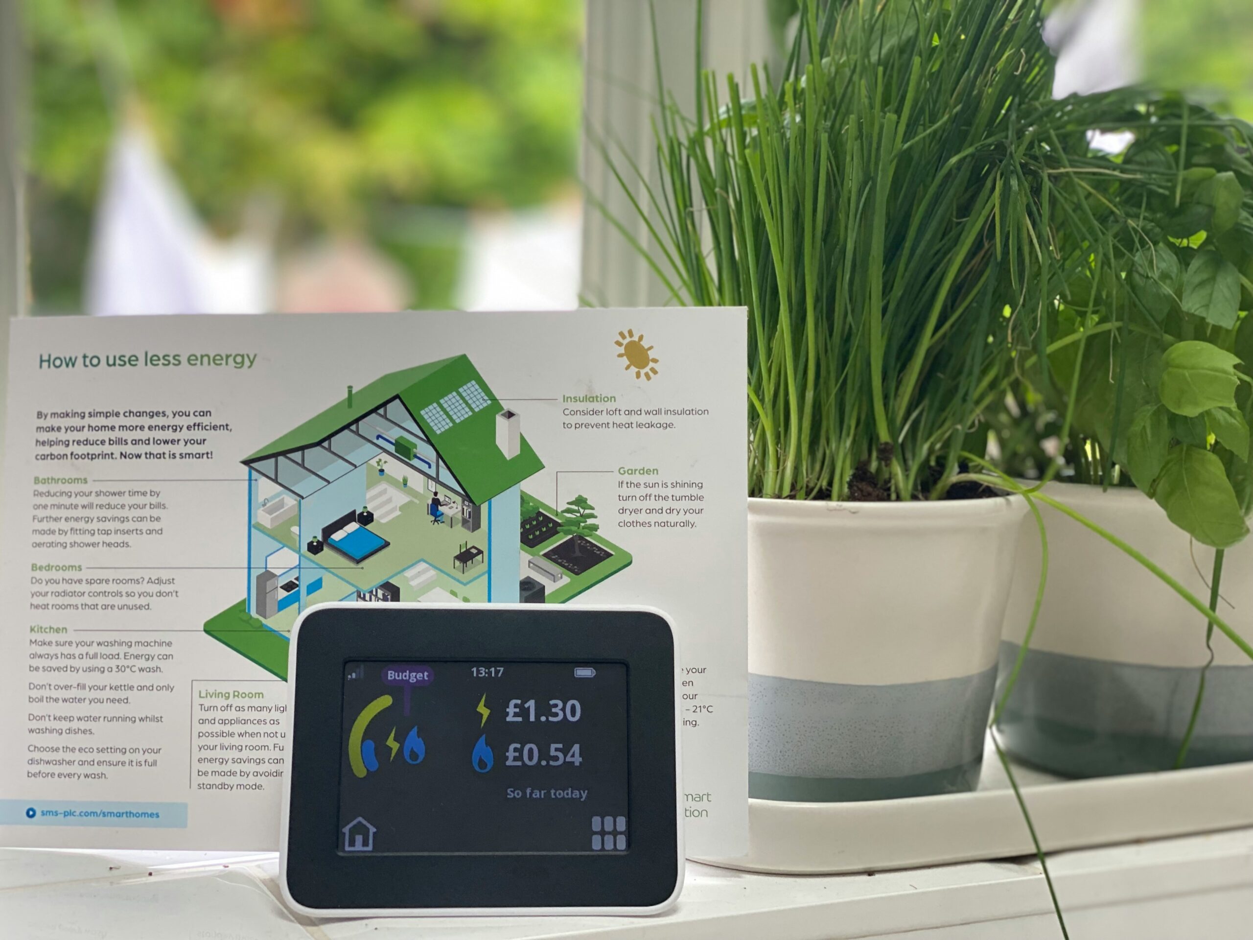 Energieberatung Ein Tablet zeigt vor einem Datenblatt eines energieeffizientem Wohngebäude. Wir sorgen für Energieeffizienz und sichern Ihnen Förderungen.